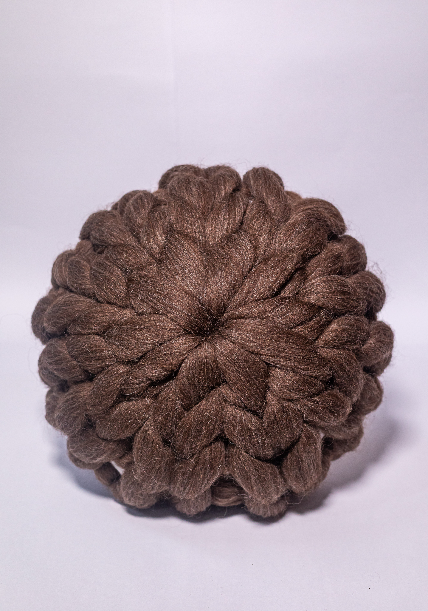 Almofada Tricot Gigante Redonda – Lã Natural Artesanal | Mãostiqueiras - Imagem 3