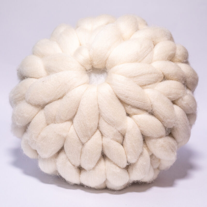 almofada tricot gigante redonda feita à mão em lã natural cardada pelas artesãs das Mãostiqueiras