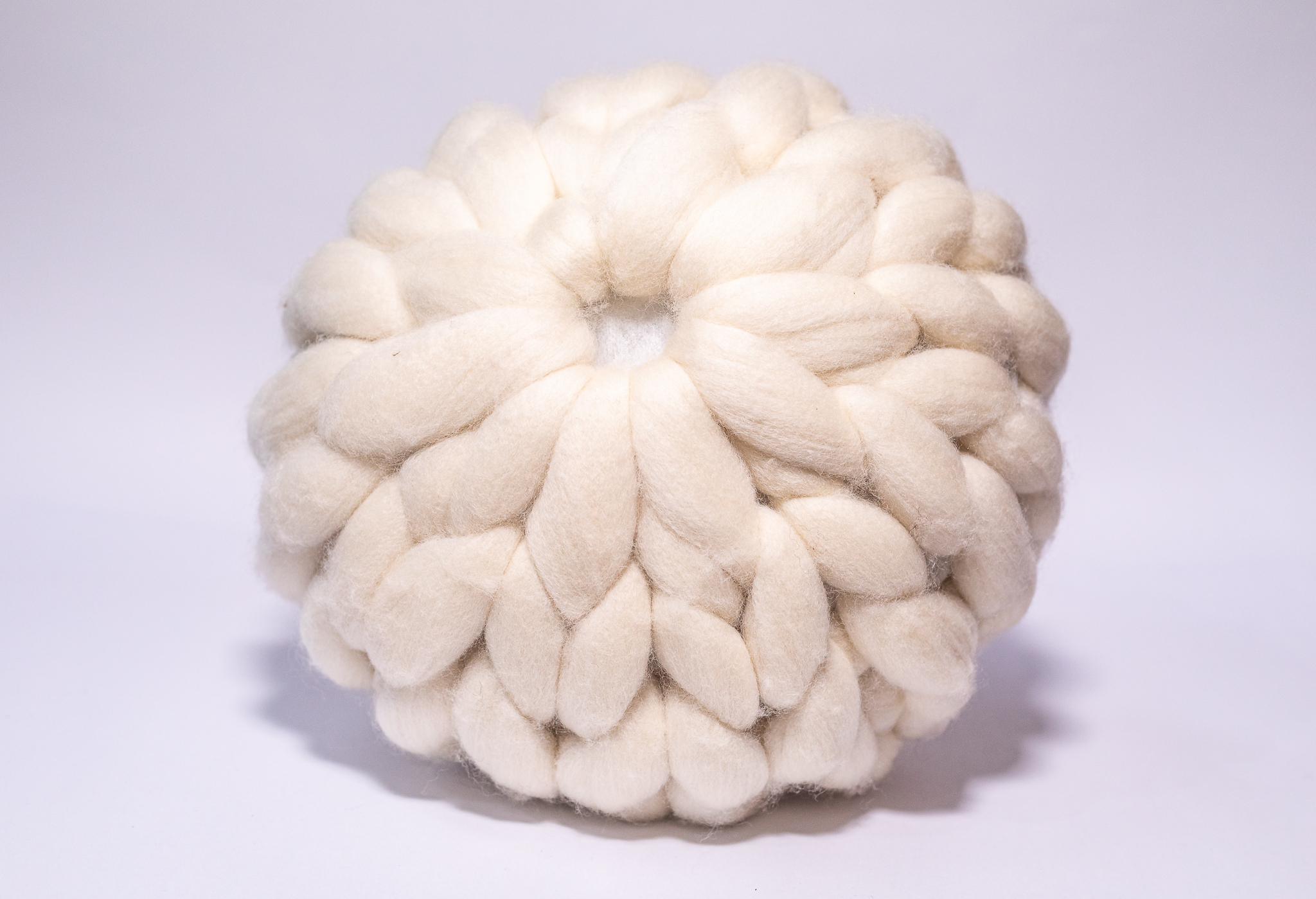 almofada tricot gigante redonda feita à mão em lã natural cardada pelas artesãs das Mãostiqueiras