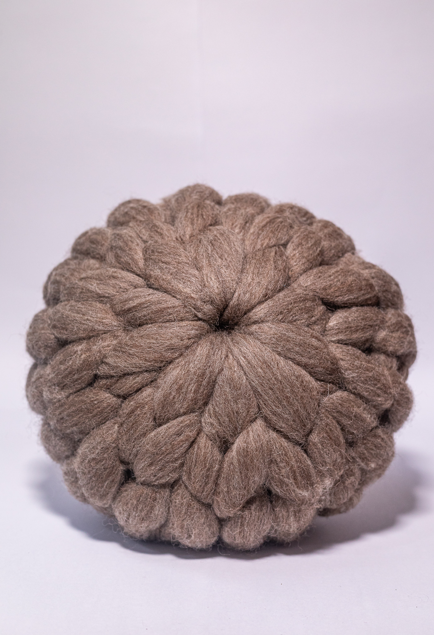 Almofada Tricot Gigante Redonda – Lã Natural Artesanal | Mãostiqueiras - Imagem 2