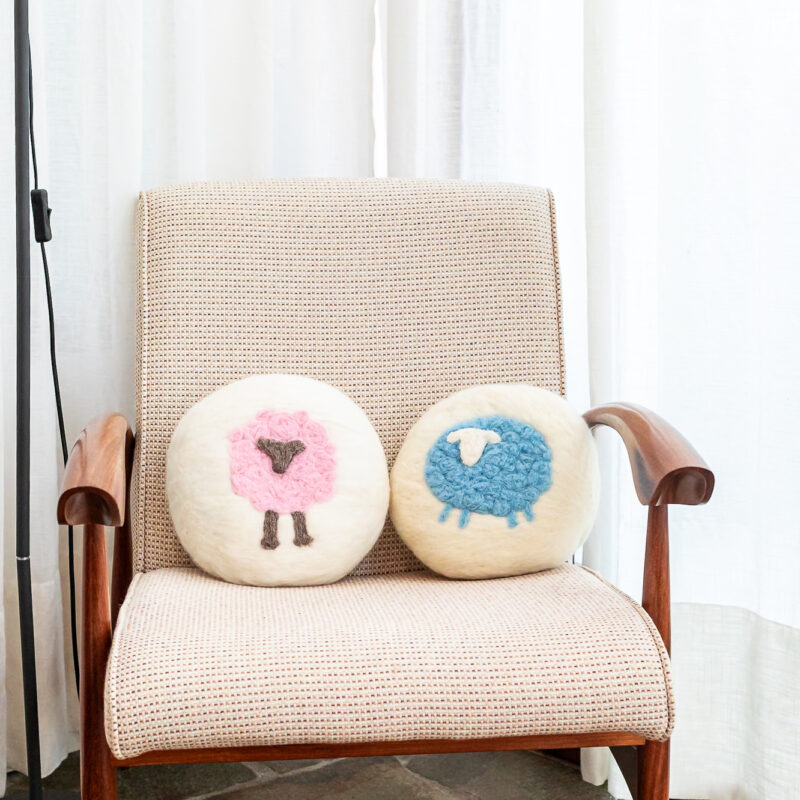 almofada redonda com ovelha feita à mão em feltragem de lã natural sem costura pelas artesãs das Mãostiqueiras