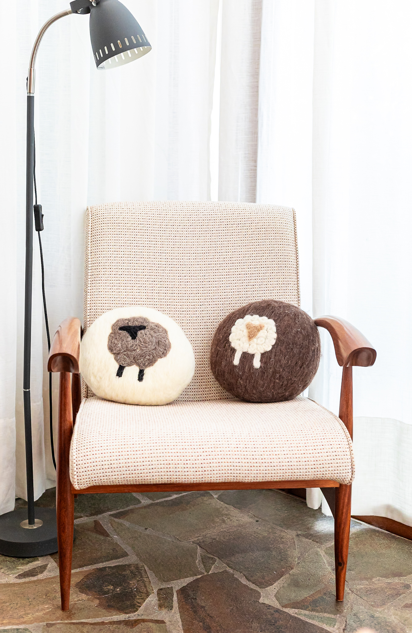 Almofada Ovelha – Feltragem Artesanal Sem Costura | Mãostiqueiras - Imagem 3