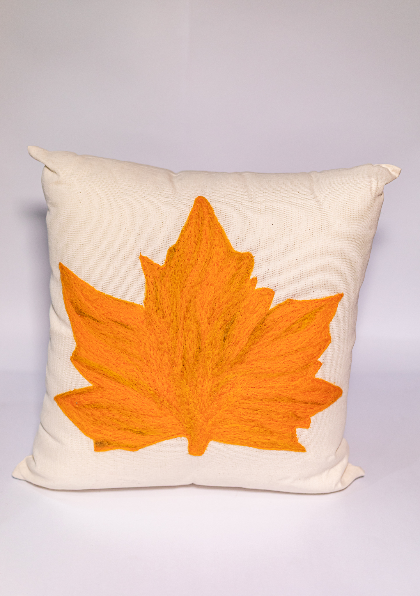 Almofada Folha Plátanus – Feltragem Artesanal em Lã Natural | Mãostiqueiras - Imagem 3