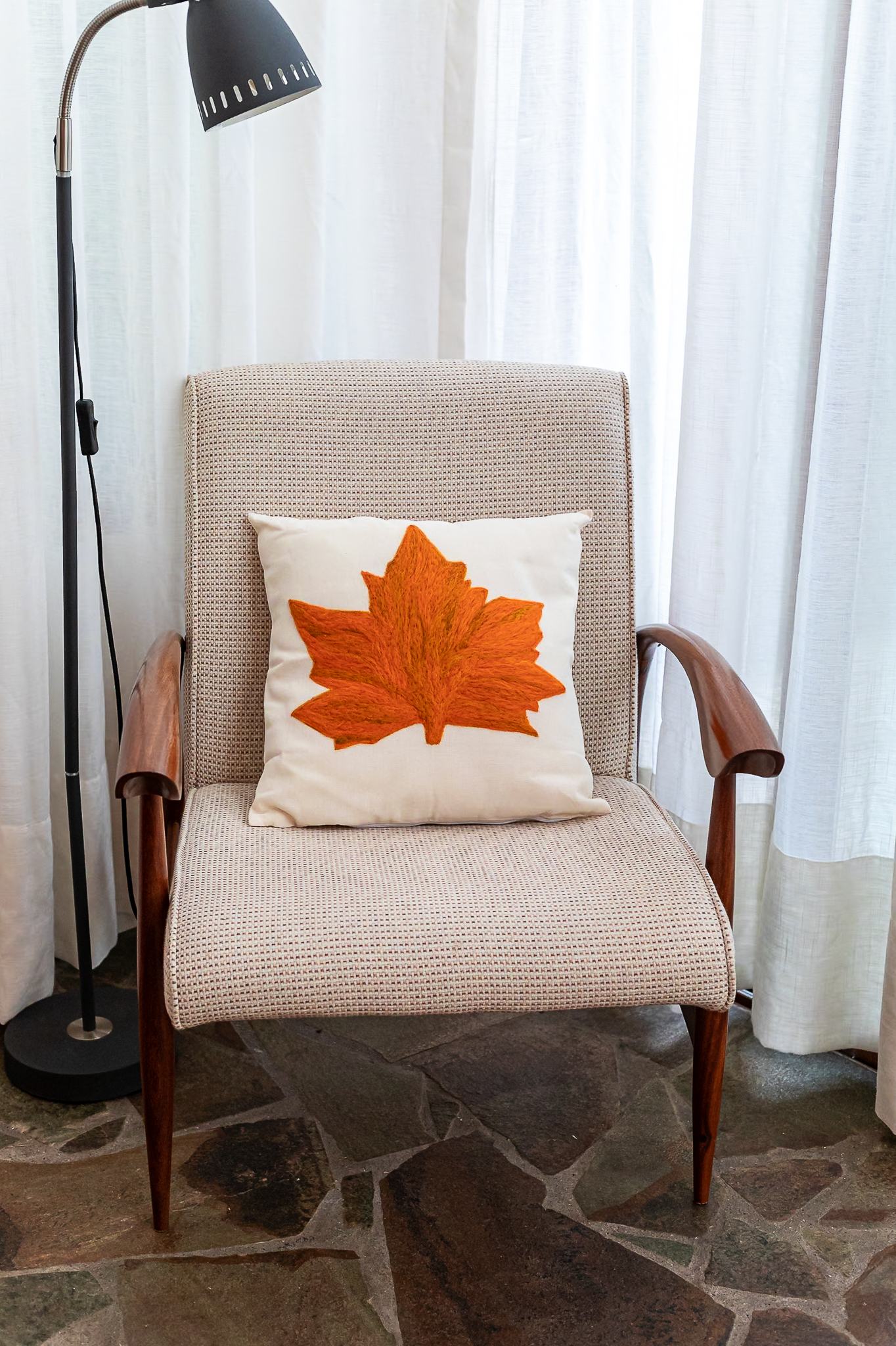 Almofada Folha Plátanus – Feltragem Artesanal em Lã Natural | Mãostiqueiras - Imagem 4