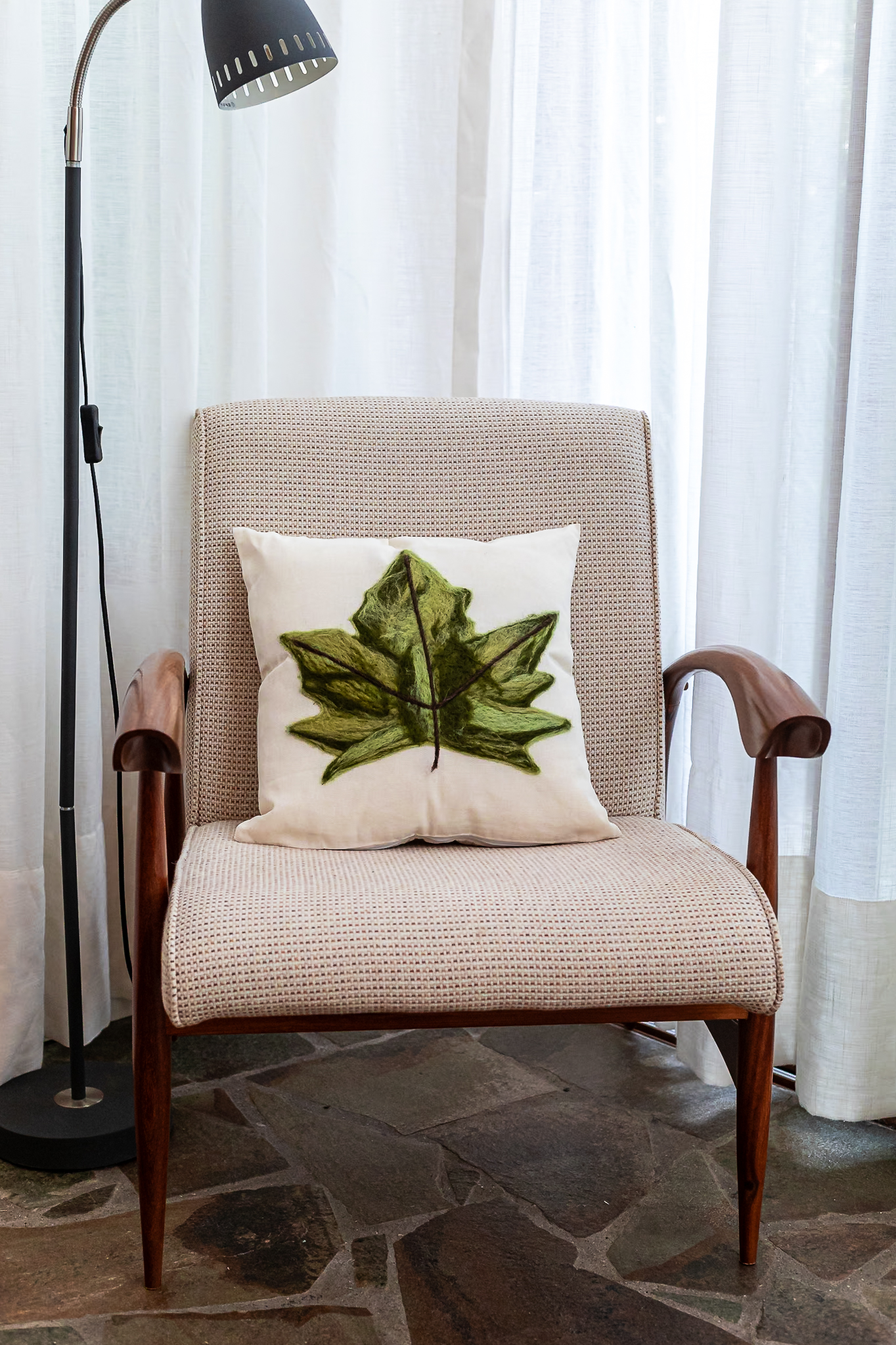 Almofada Folha Plátanus – Feltragem Artesanal em Lã Natural | Mãostiqueiras - Imagem 5