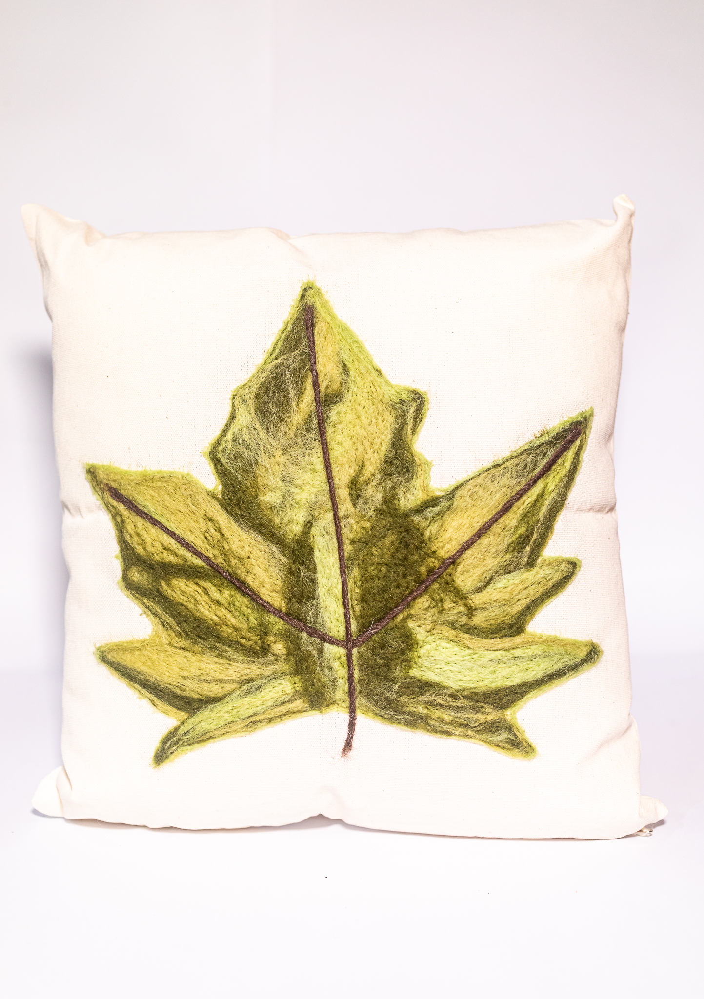 Almofada Folha Plátanus – Feltragem Artesanal em Lã Natural | Mãostiqueiras - Imagem 2