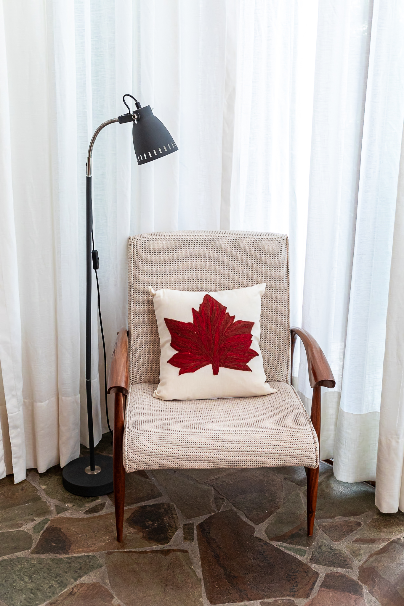 Almofada Folha Plátanus – Feltragem Artesanal em Lã Natural | Mãostiqueiras - Imagem 6