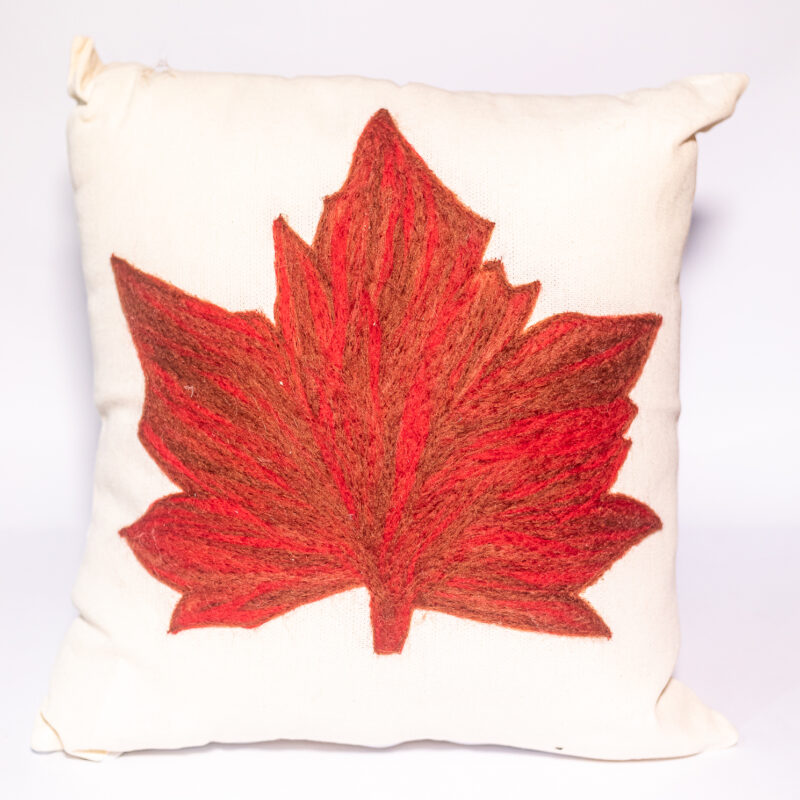 almofada folha plátanus feita à mão com feltragem de lã natural sobre tecido de algodão pelas artesãs das Mãostiqueiras