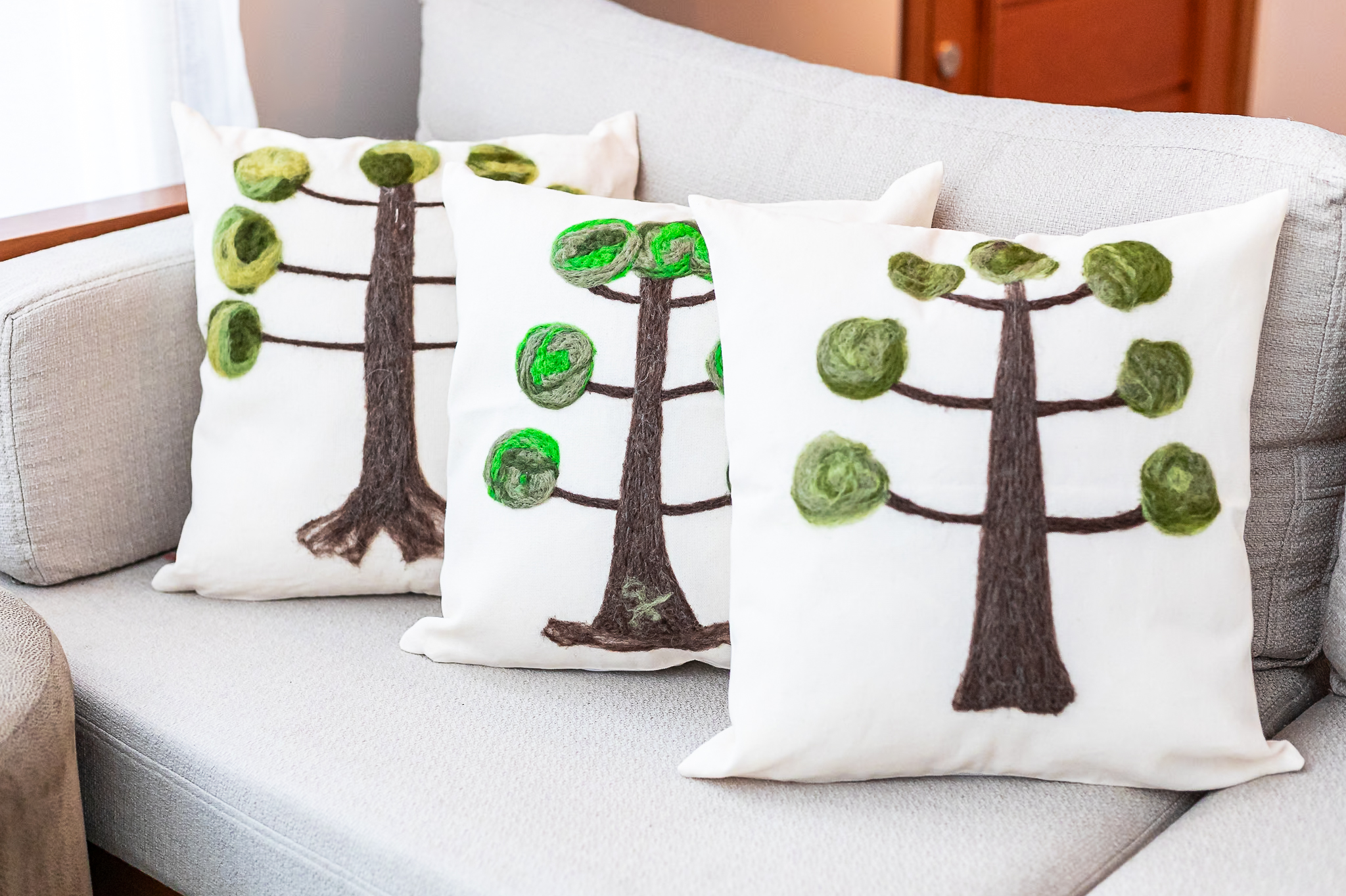 Almofada Araucária – Feltragem Artesanal em Lã Natural | Mãostiqueiras - Imagem 5