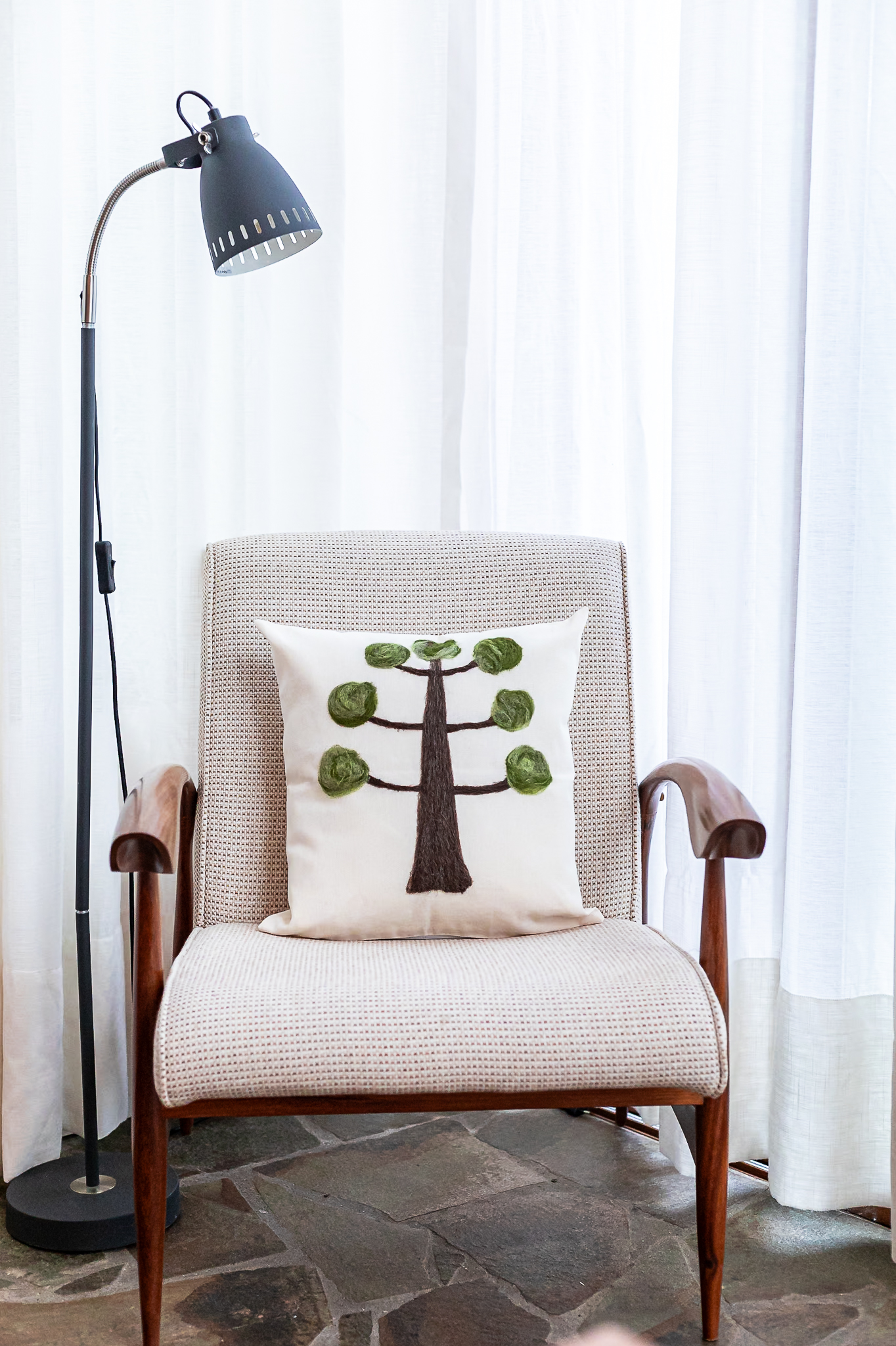 Almofada Araucária – Feltragem Artesanal em Lã Natural | Mãostiqueiras - Imagem 2