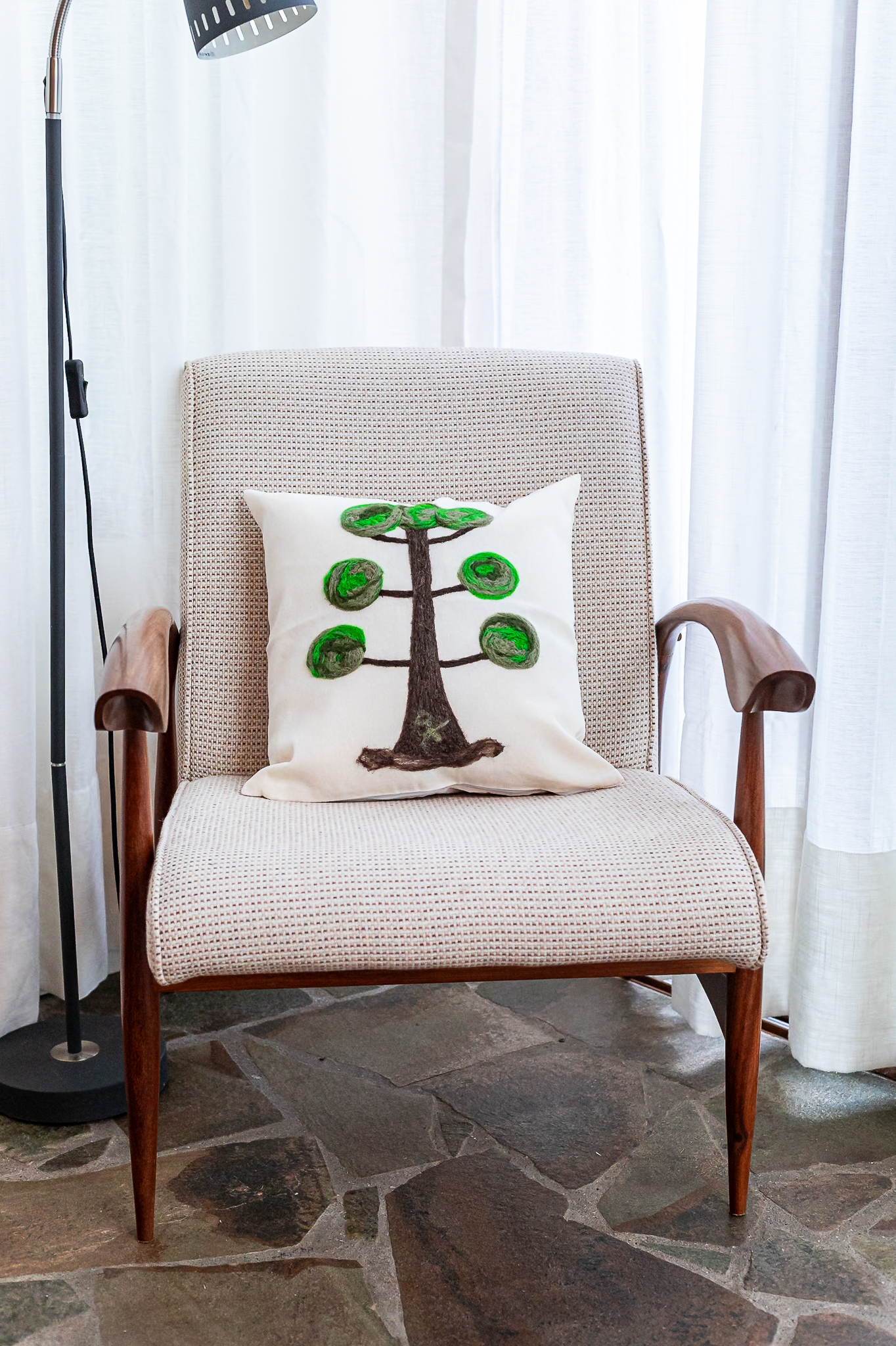 Almofada Araucária – Feltragem Artesanal em Lã Natural | Mãostiqueiras - Imagem 3