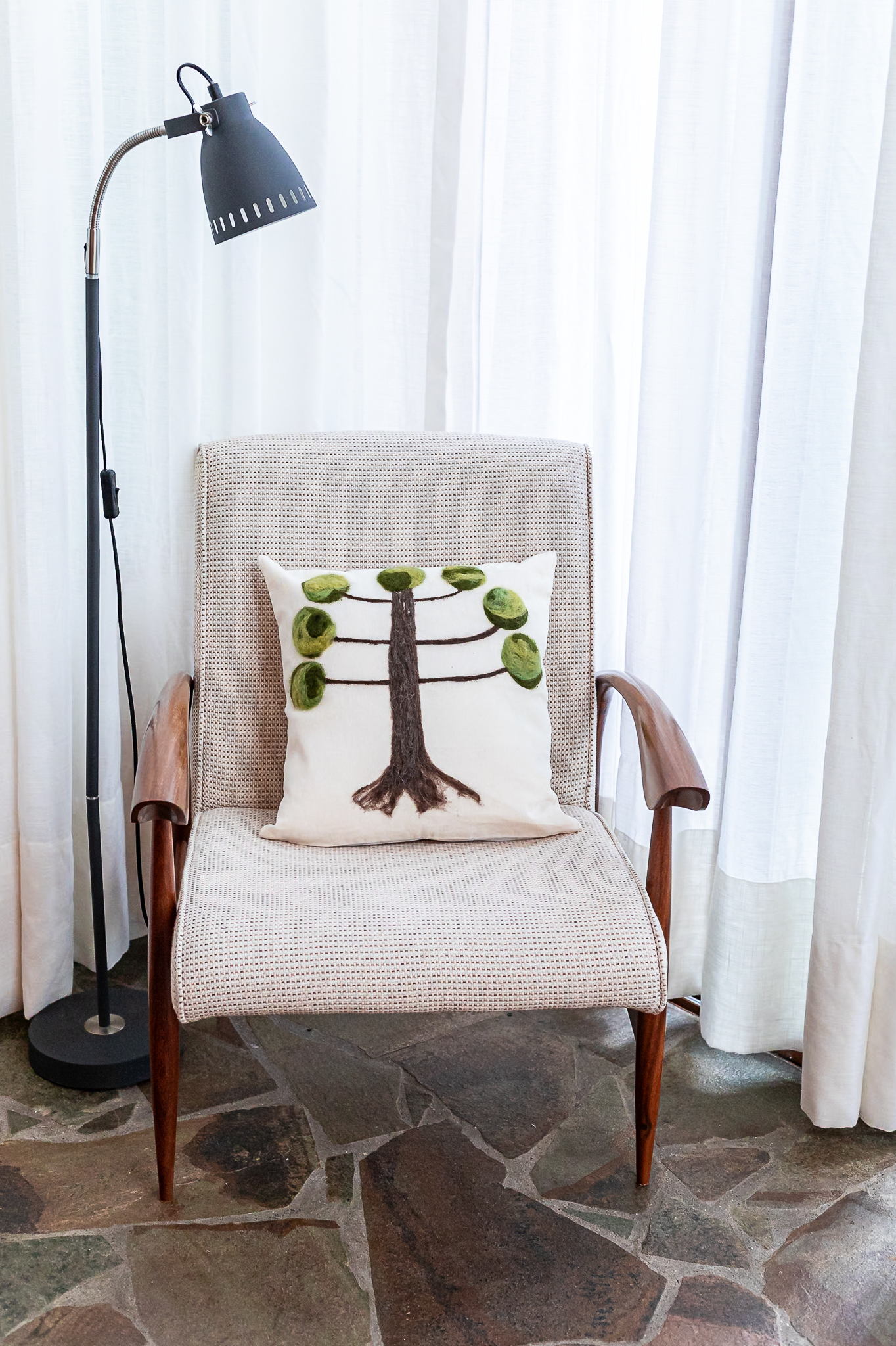 Almofada Araucária – Feltragem Artesanal em Lã Natural | Mãostiqueiras - Imagem 4