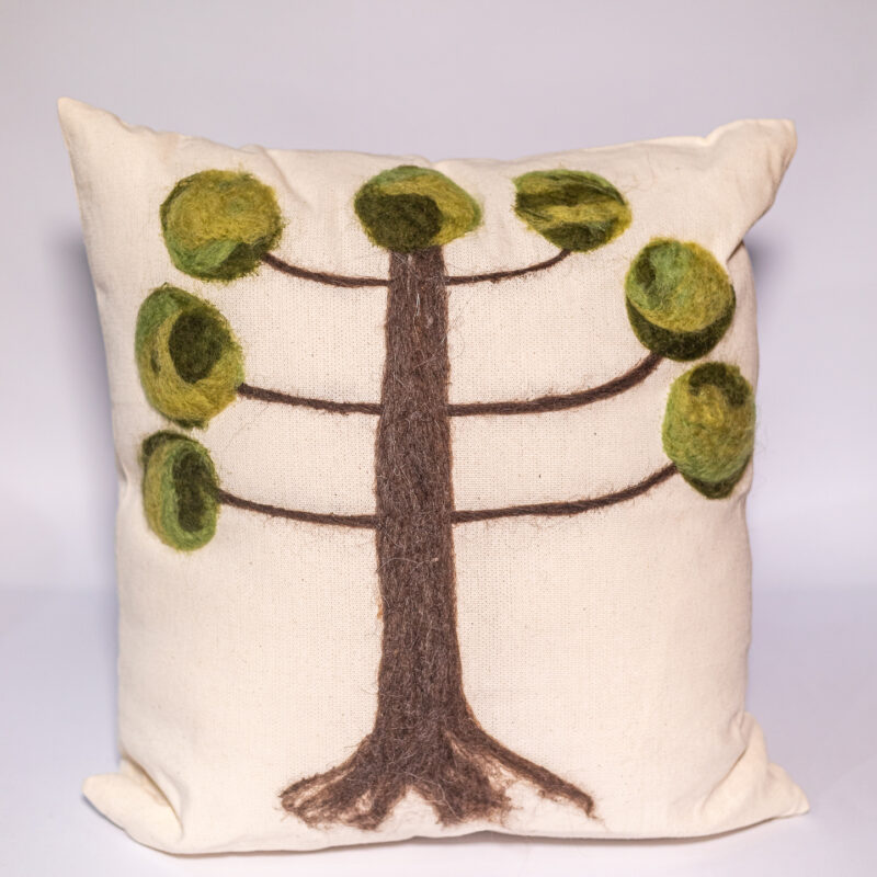 almofada araucária feita à mão com feltragem de lã natural sobre tecido de algodão pelas artesãs das Mãostiqueiras