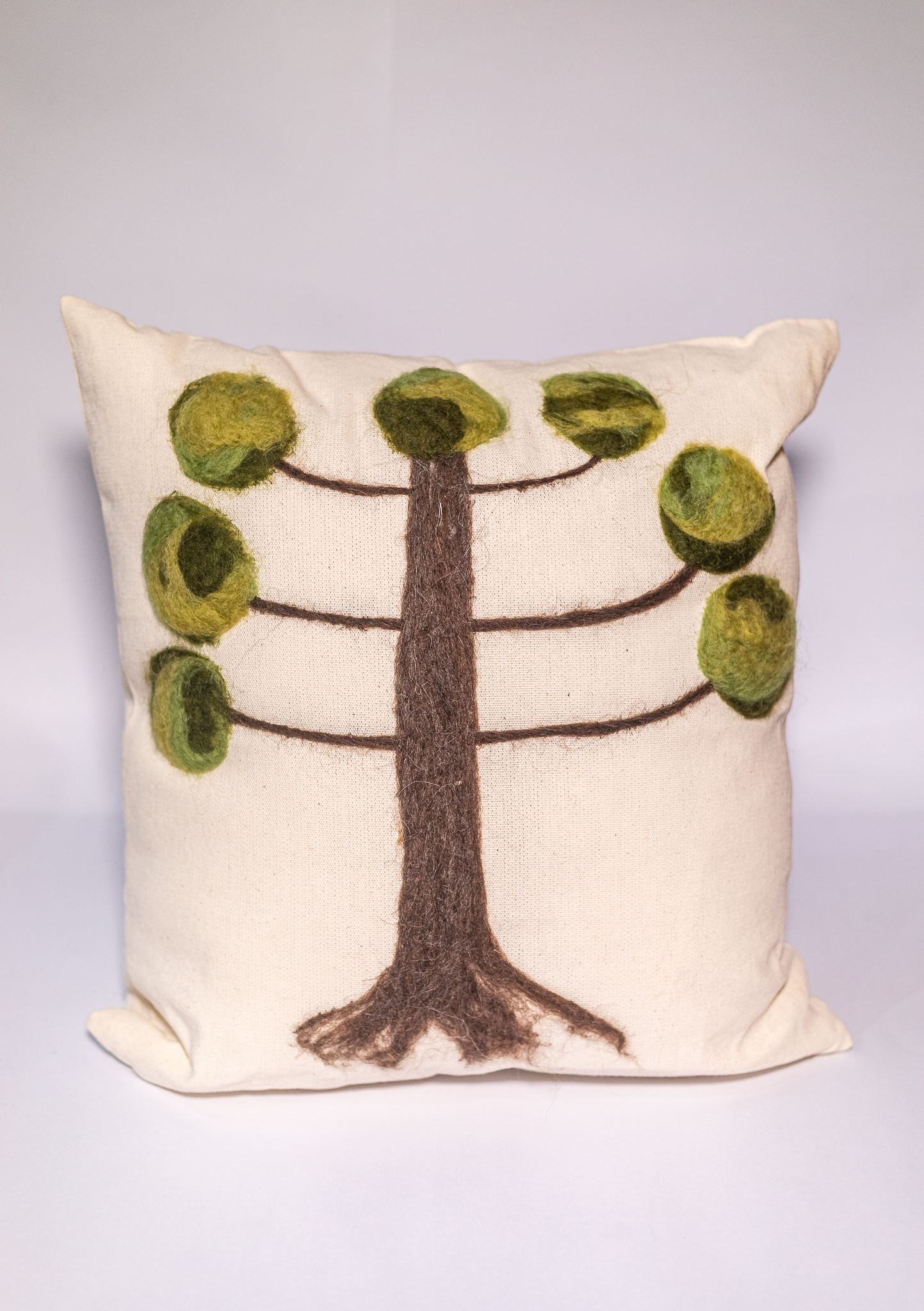 almofada araucária feita à mão com feltragem de lã natural sobre tecido de algodão pelas artesãs das Mãostiqueiras