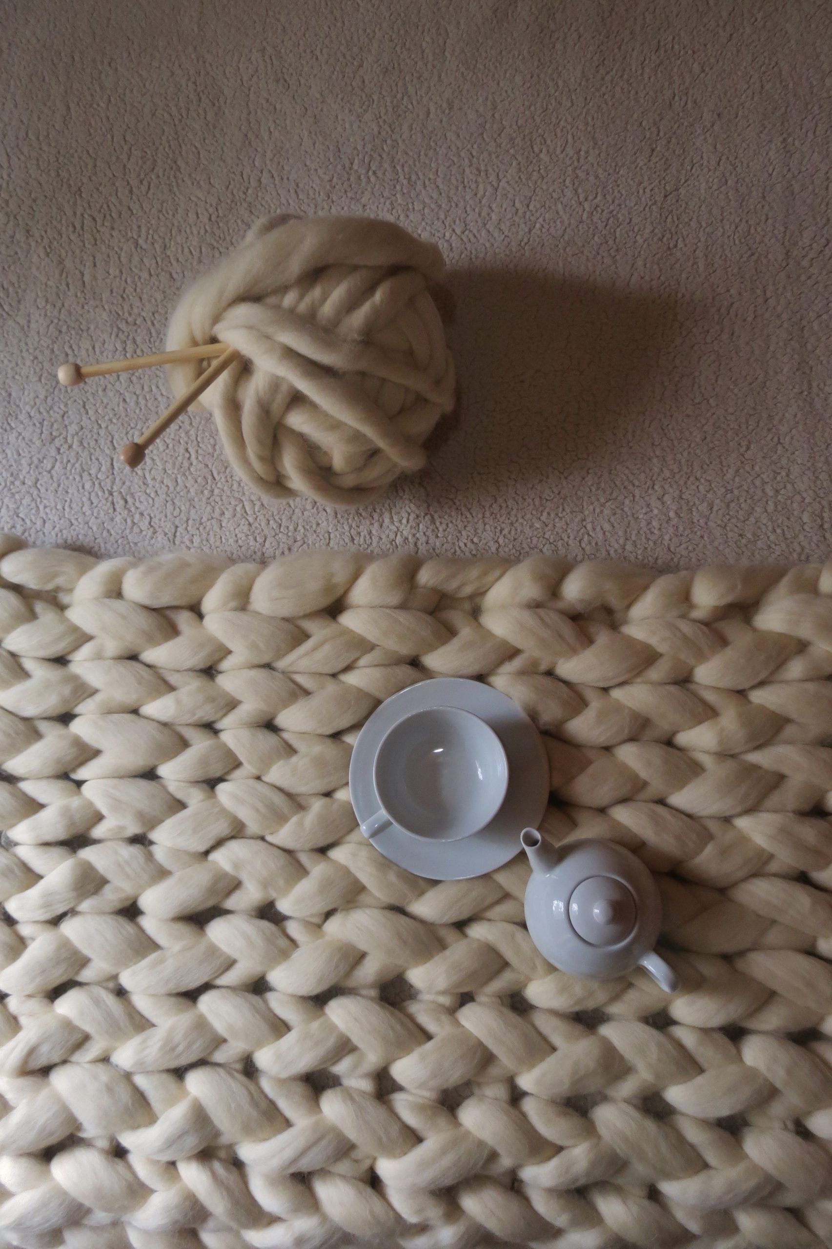 Manta maxi tricot gigante pé de cama em lã natural | Mãostiqueiras