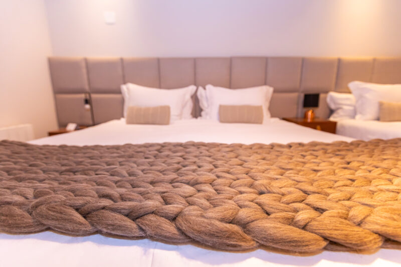 Manta maxi tricot gigante pé de cama em lã natural - Imagem 2