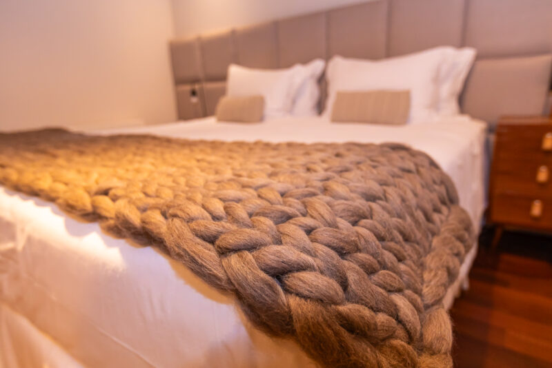 Manta maxi tricot gigante pé de cama em lã natural - Imagem 3