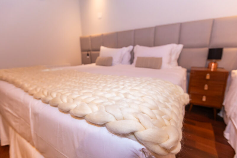Manta maxi tricot gigante pé de cama em lã natural - Imagem 5
