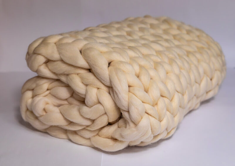 Manta maxi tricot gigante pé de cama em lã natural - Imagem 6