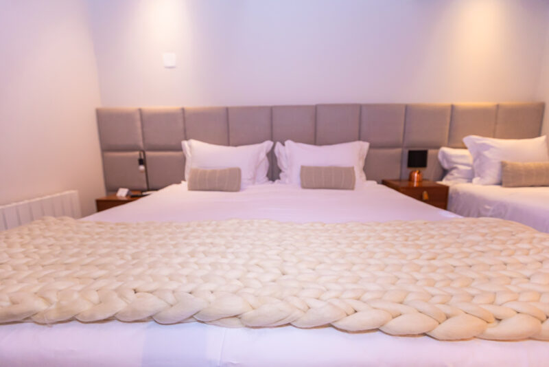 Manta maxi tricot gigante pé de cama em lã natural - Imagem 7