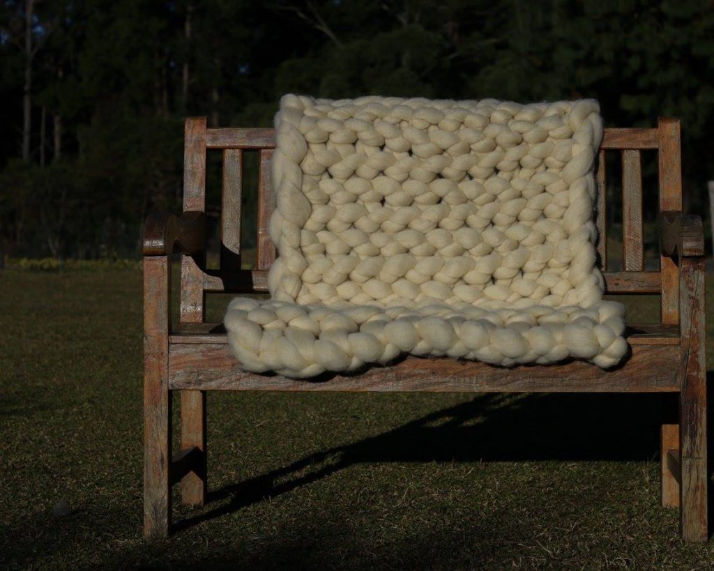 Manta em maxi tricot gigante da lã natural feitas no tricô de braço.