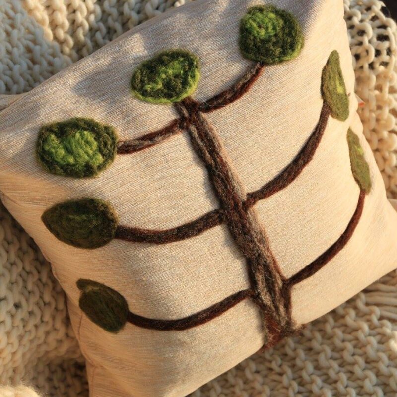 Almofada araucária em feltragem de lã natural, sobre uma capa de tecido 100% algodão com fechamento em zíper.