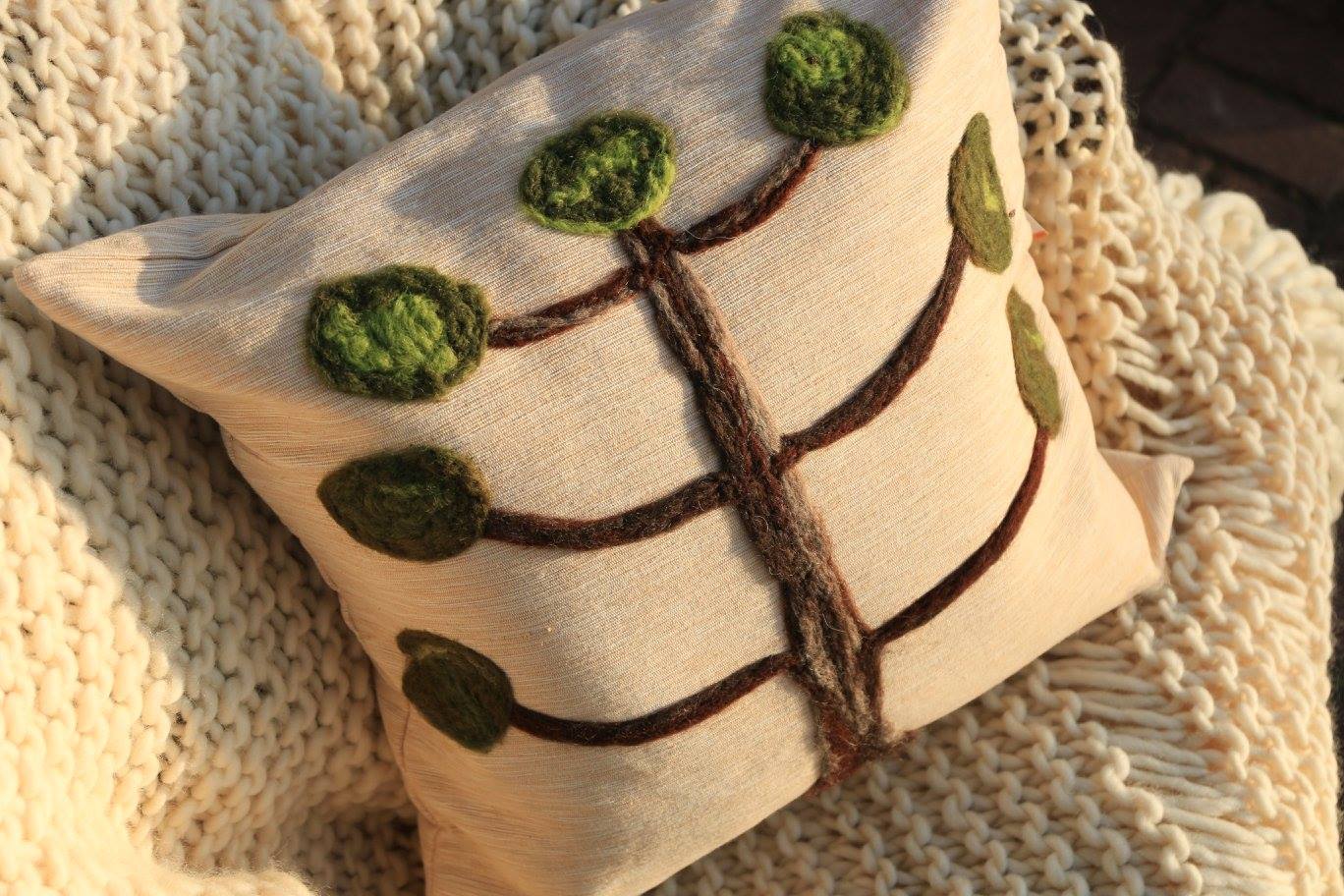 Almofada araucária em feltragem de lã natural, sobre uma capa de tecido 100% algodão com fechamento em zíper.
