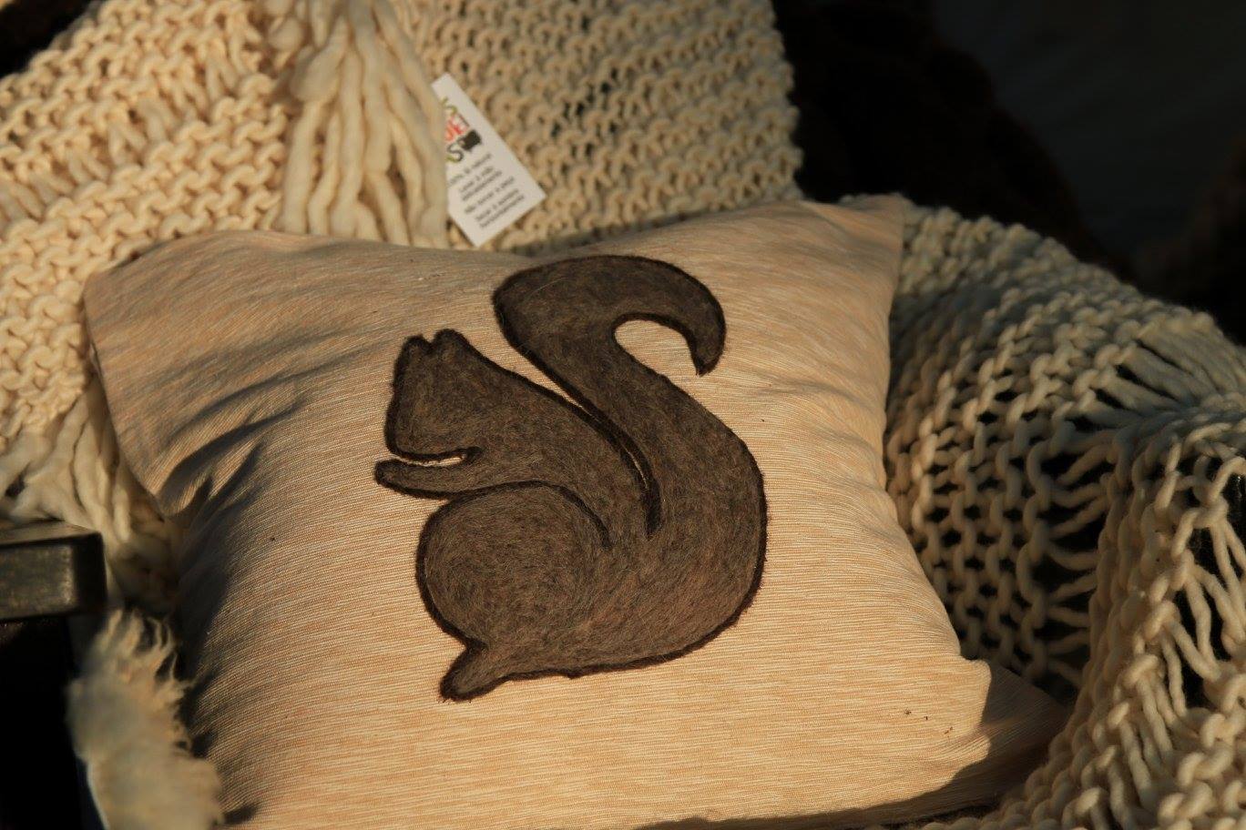 Almofada esquilo em feltragem de lã natural, sobre uma capa de tecido 100% algodão com fechamento em zíper.