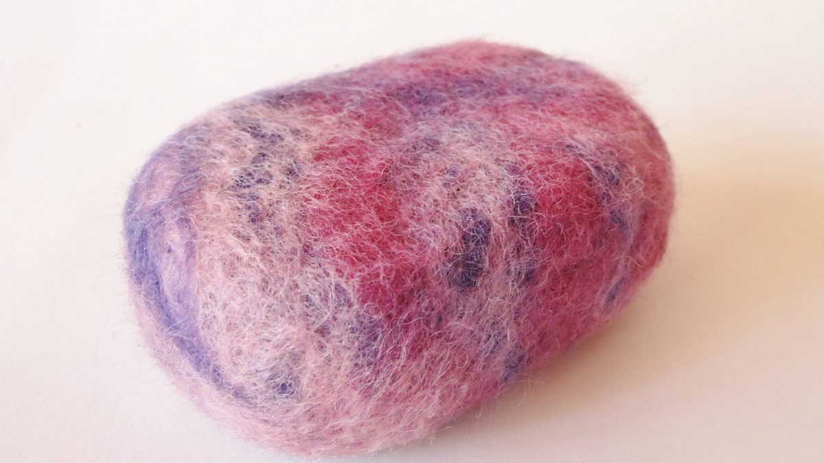 Sabonete feltrado esfoliante natural envolto em lã 100% natural.