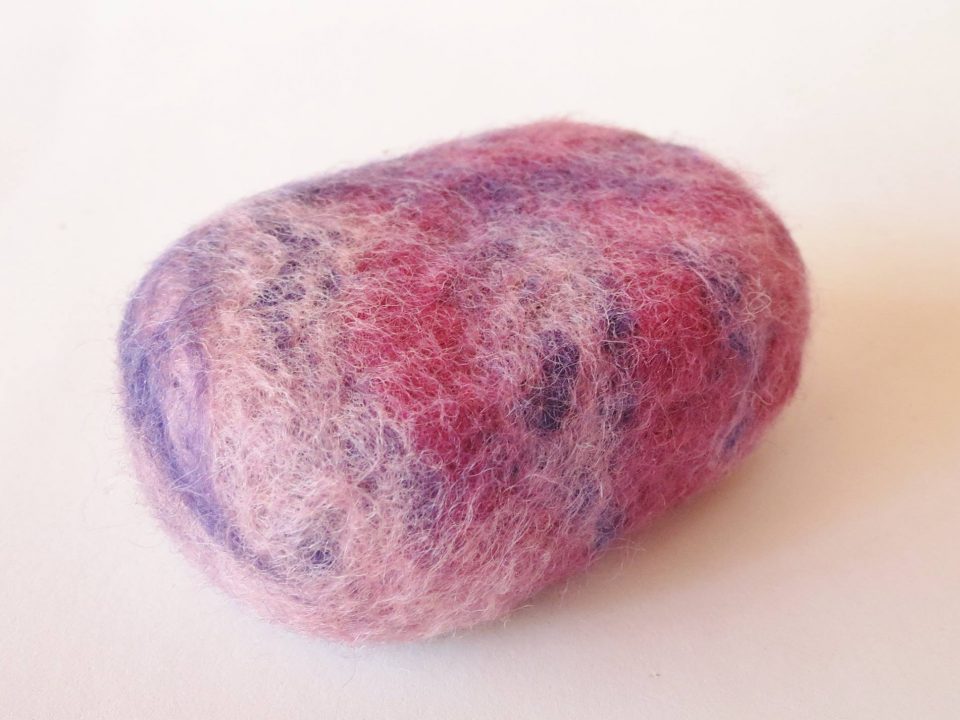 Sabonete feltrado esfoliante natural envolto em lã 100% natural.
