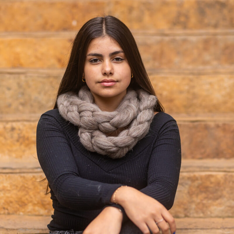 gola de lã corriedale natural feita à mão em crochê gigante pelas artesãs das Mãostiqueiras