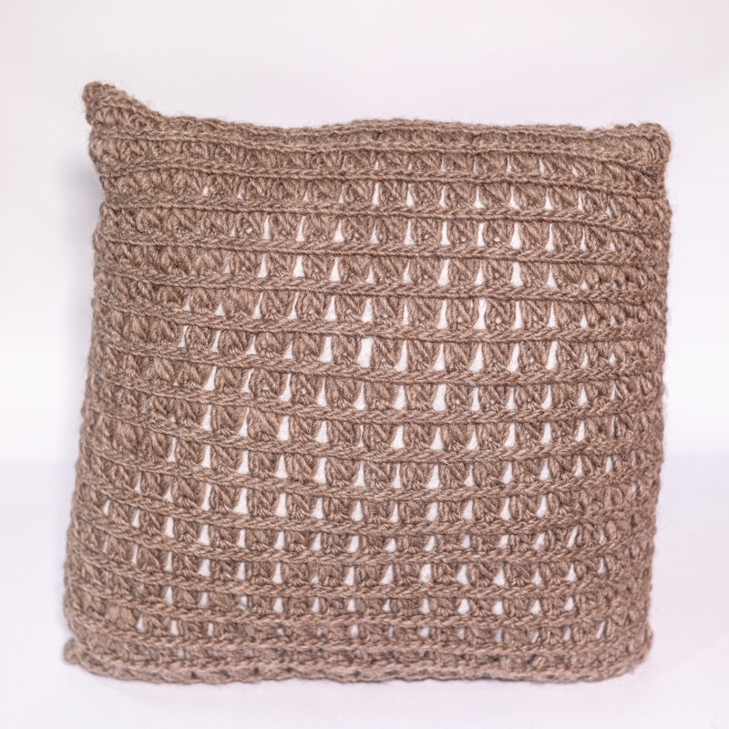 almofada em crochê peruano de lã natural feita à mão pelas artesãs das Mãostiqueiras