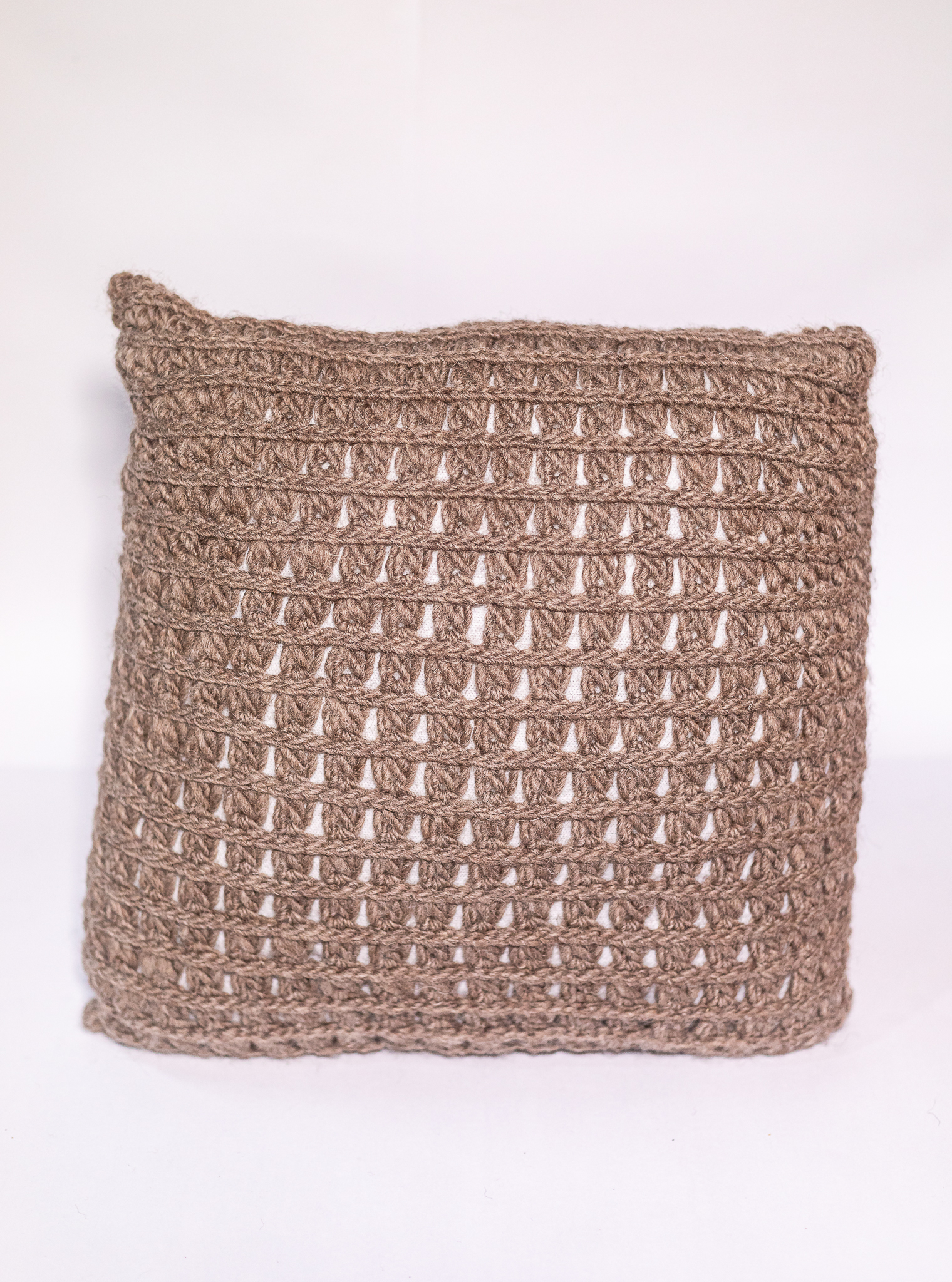 almofada em crochê peruano de lã natural feita à mão pelas artesãs das Mãostiqueiras