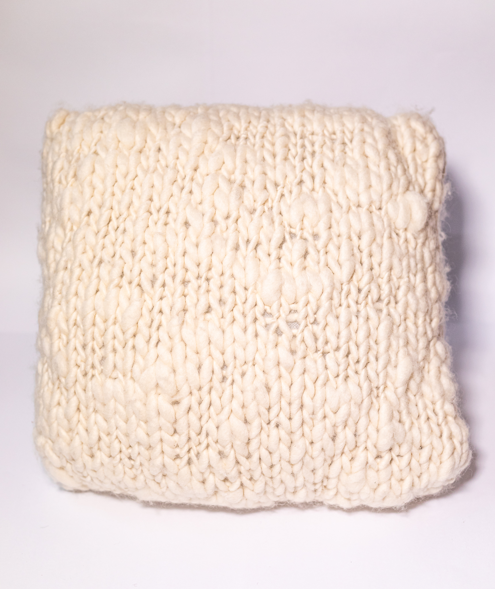 Almofada Flamê de Lã Natural – Tricot Artesanal | Mãostiqueiras - Imagem 3