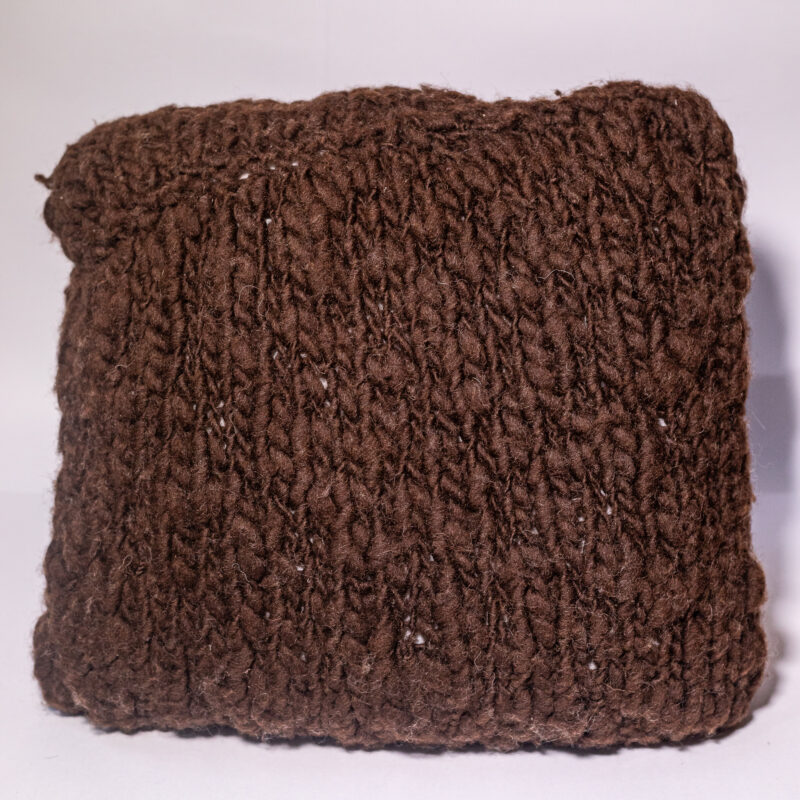 almofada flamê de lã natural feita à mão em tricô artesanal com fio fiado de forma desigual pelas artesãs das Mãostiqueiras