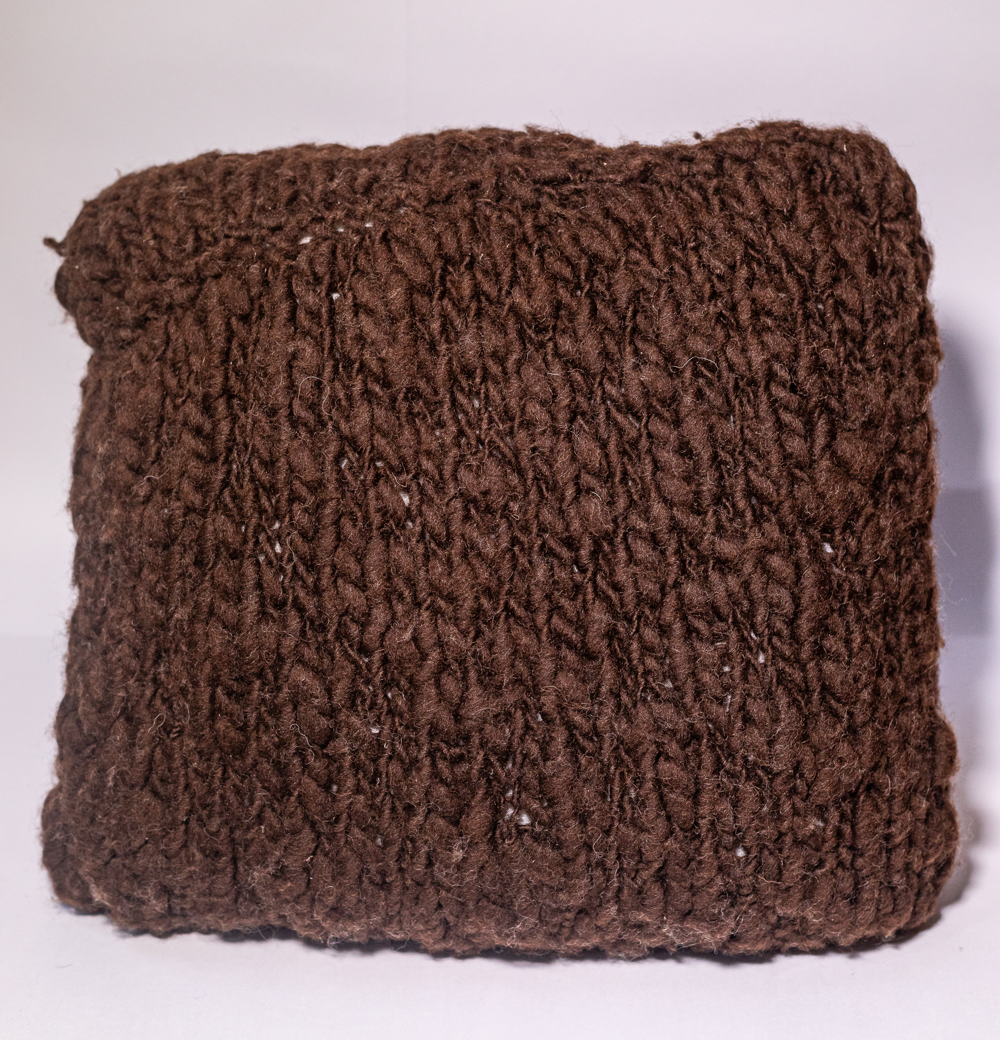 almofada flamê de lã natural feita à mão em tricô artesanal com fio fiado de forma desigual pelas artesãs das Mãostiqueiras