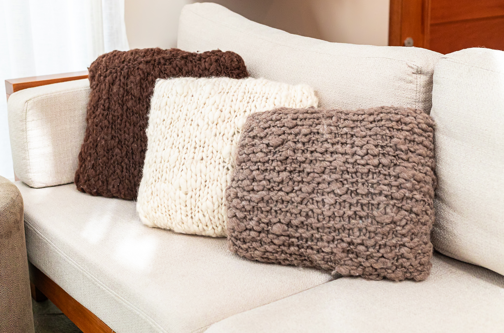 Almofada Flamê de Lã Natural – Tricot Artesanal | Mãostiqueiras - Imagem 5