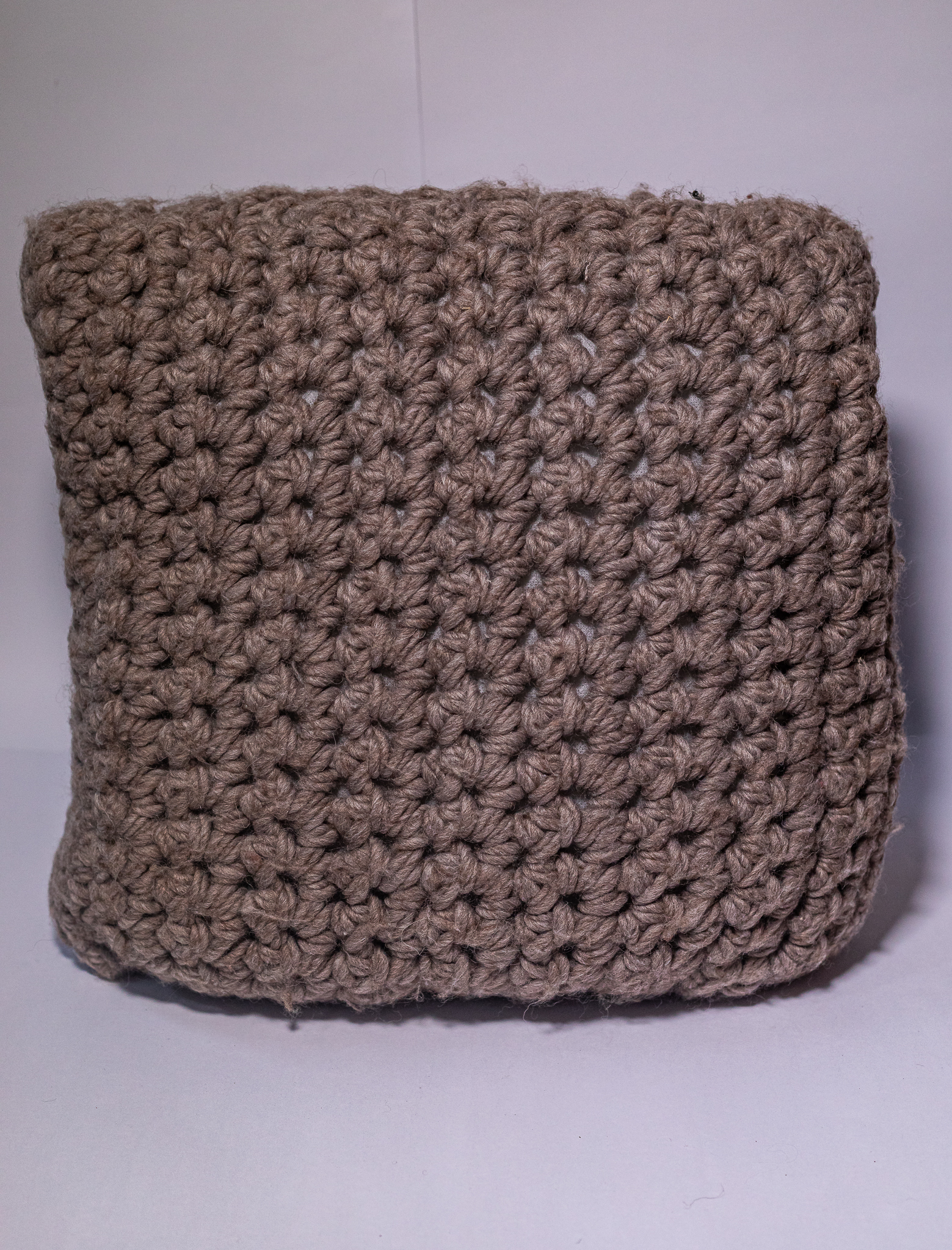 Almofada Maxi Crochet de Lã Natural – Artesanal e Sustentável | Mãostiqueiras - Imagem 2