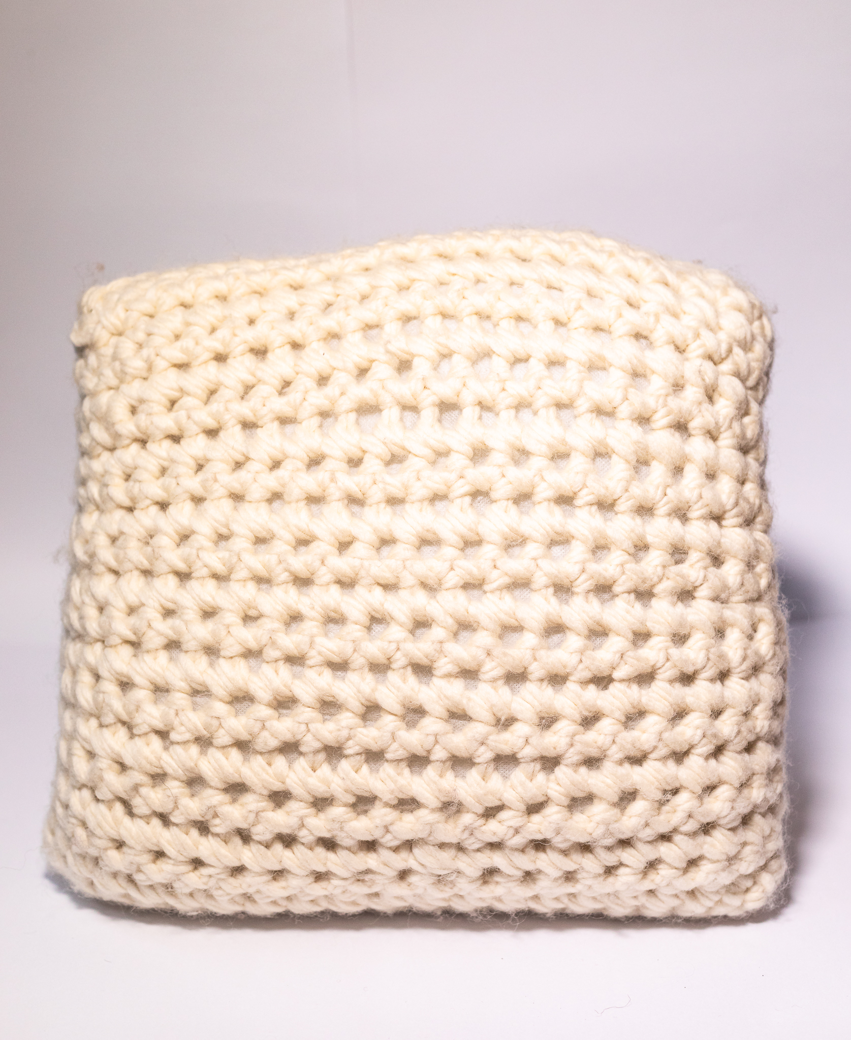 Almofada Maxi Crochet de Lã Natural – Artesanal e Sustentável | Mãostiqueiras - Imagem 3