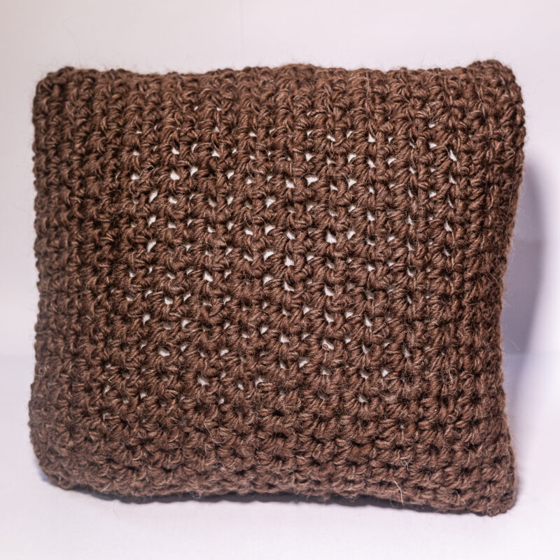 almofada maxi crochet em lã natural feita à mão com fios duplos pelas artesãs das Mãostiqueiras