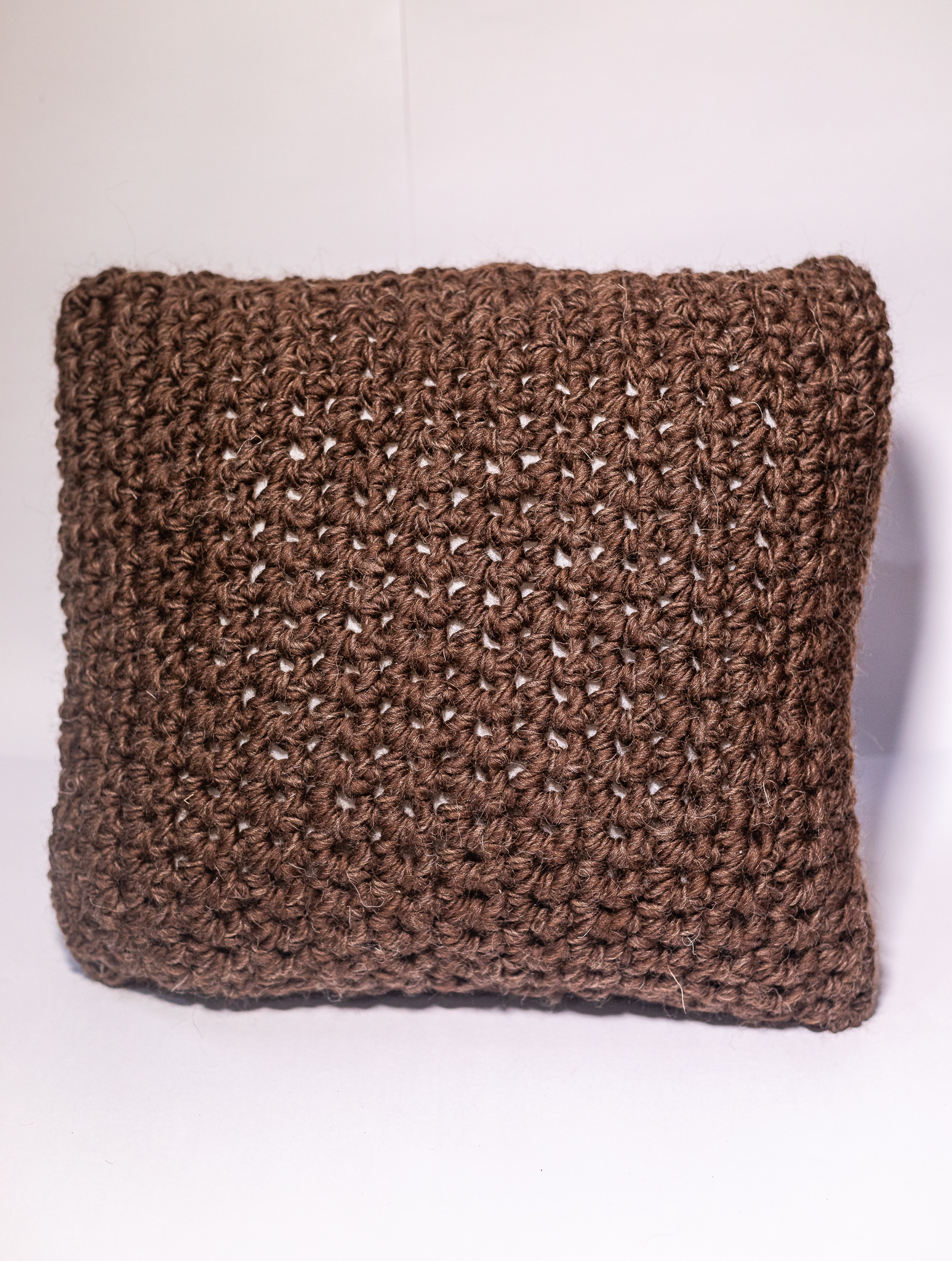 almofada maxi crochet em lã natural feita à mão com fios duplos pelas artesãs das Mãostiqueiras