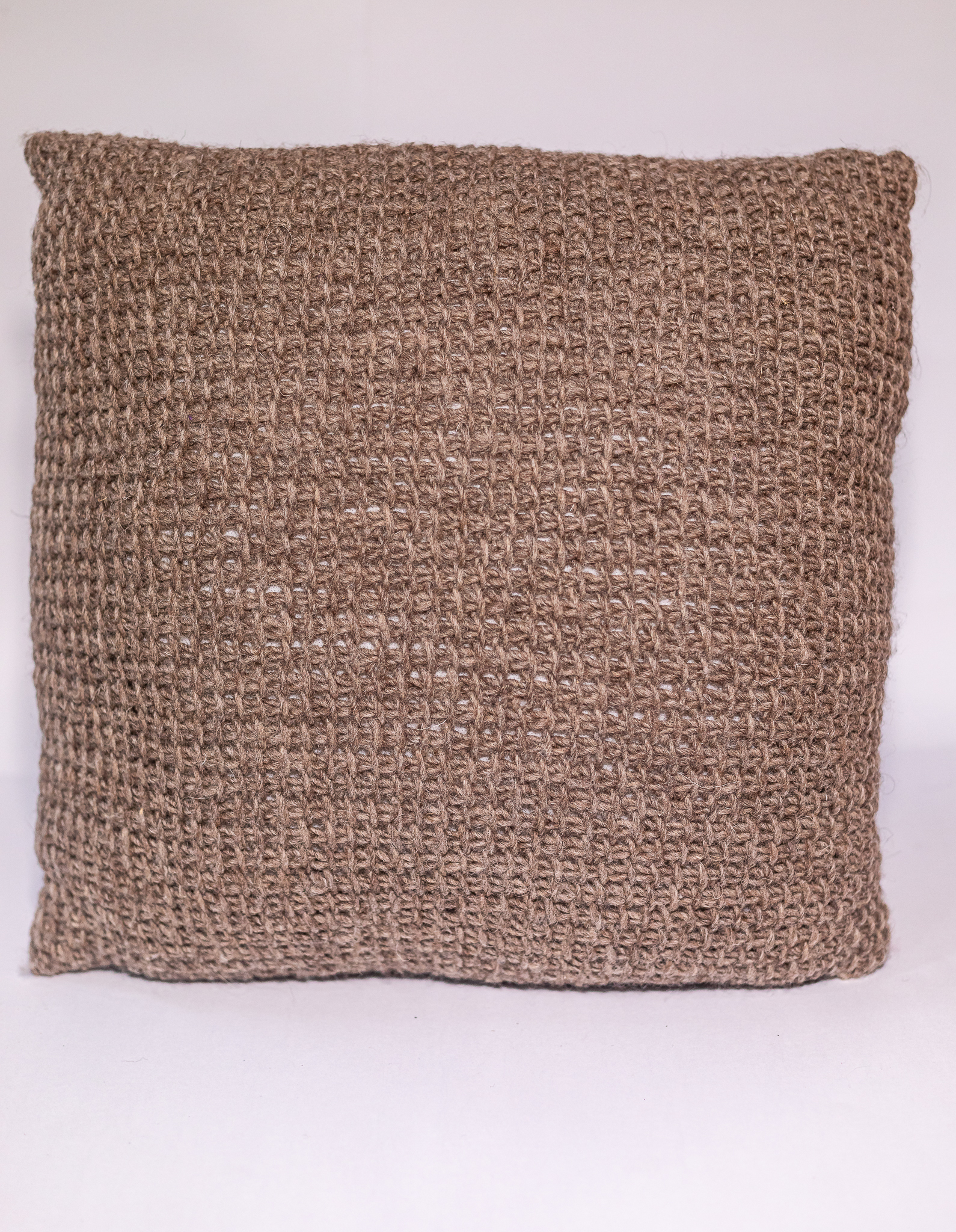 Almofada de Lã Natural – Crochê Tunisiano Artesanal | Mãostiqueiras - Imagem 4