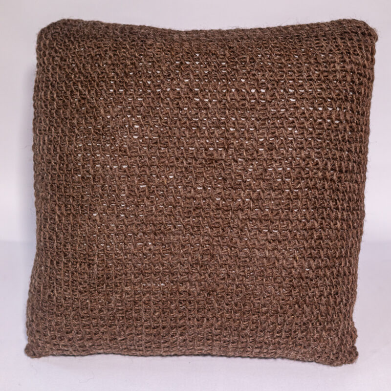 almofada em crochê tunisiano de lã natural feita à mão pelas artesãs das Mãostiqueiras