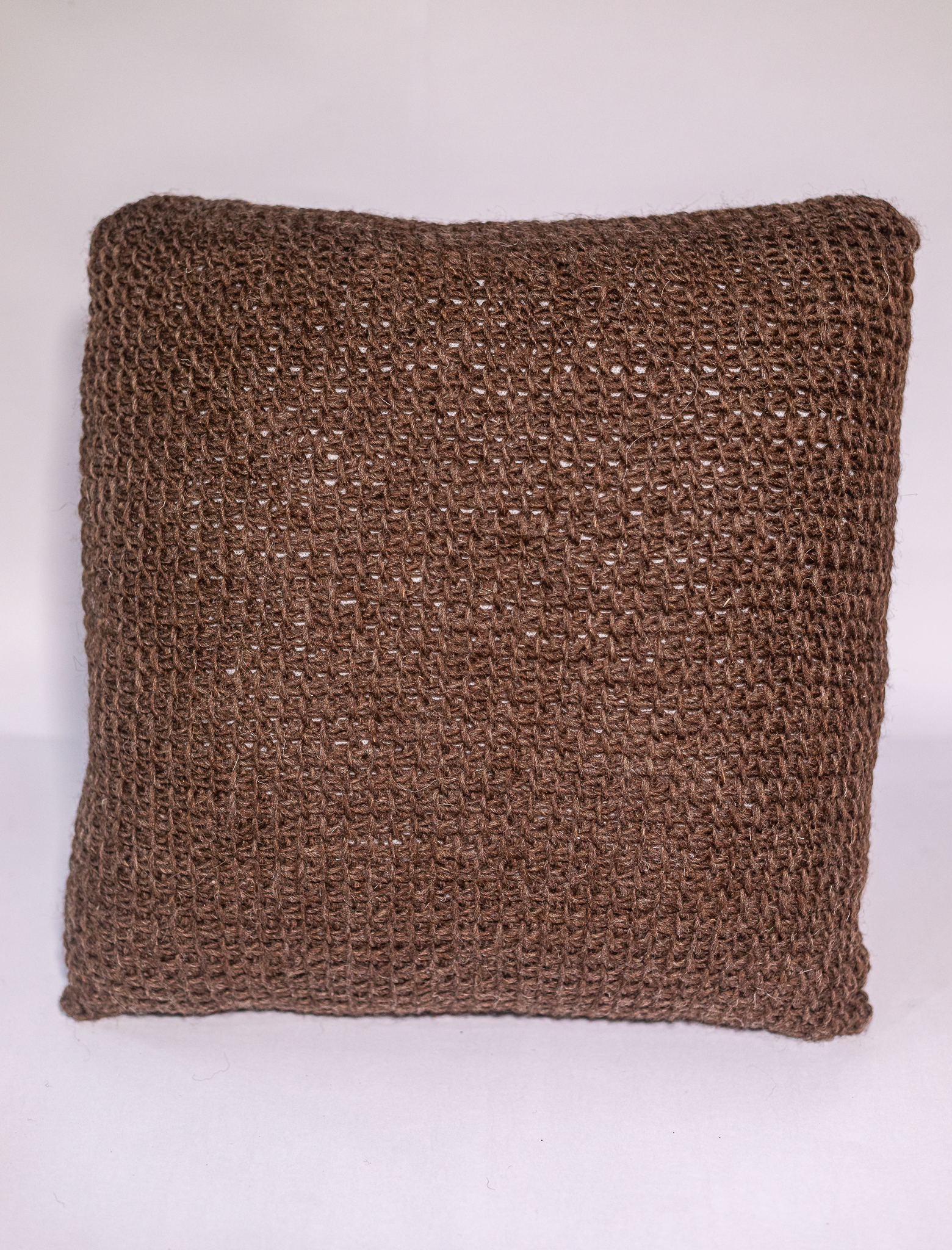 almofada em crochê tunisiano de lã natural feita à mão pelas artesãs das Mãostiqueiras