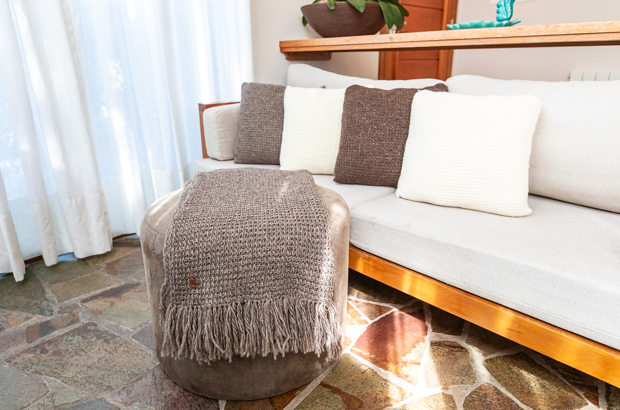 Almofada de Lã Natural – Crochê Tunisiano Artesanal | Mãostiqueiras - Imagem 5