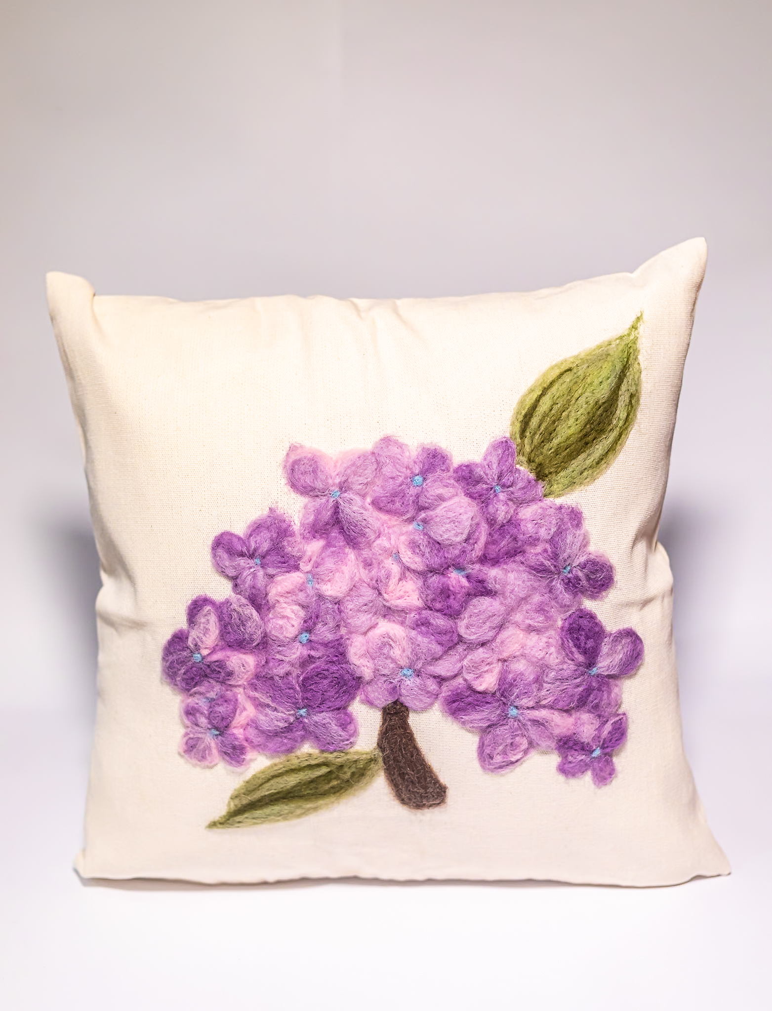Almofada Hortênsia – Feltragem Artesanal em Lã Natural | Mãostiqueiras - Imagem 4