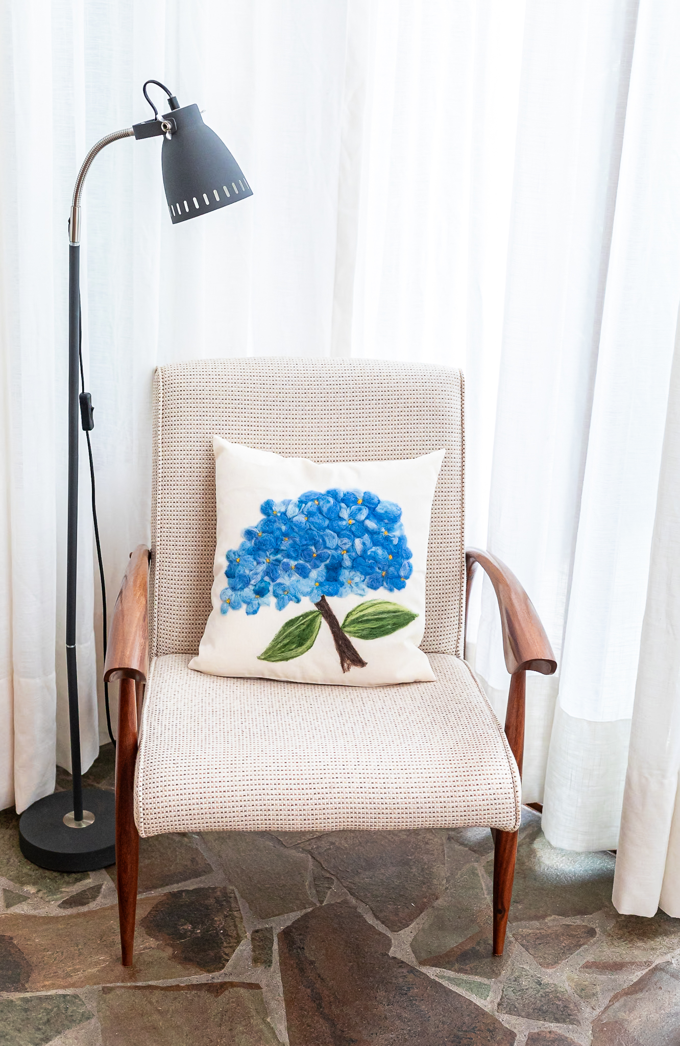 Almofada Hortênsia – Feltragem Artesanal em Lã Natural | Mãostiqueiras - Imagem 7