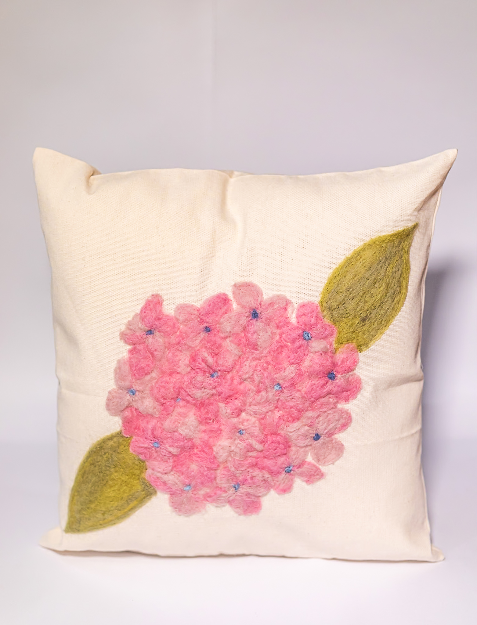 Almofada Hortênsia – Feltragem Artesanal em Lã Natural | Mãostiqueiras - Imagem 2