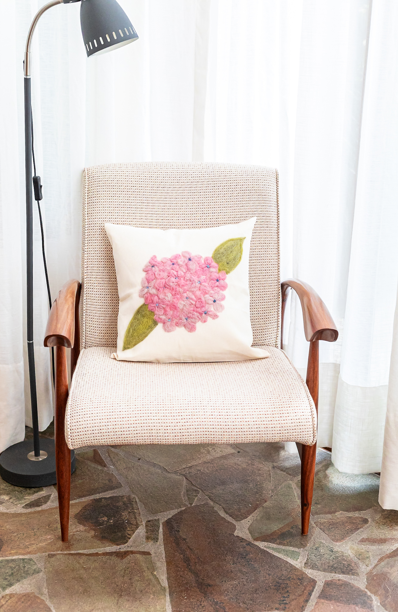 Almofada Hortênsia – Feltragem Artesanal em Lã Natural | Mãostiqueiras - Imagem 6