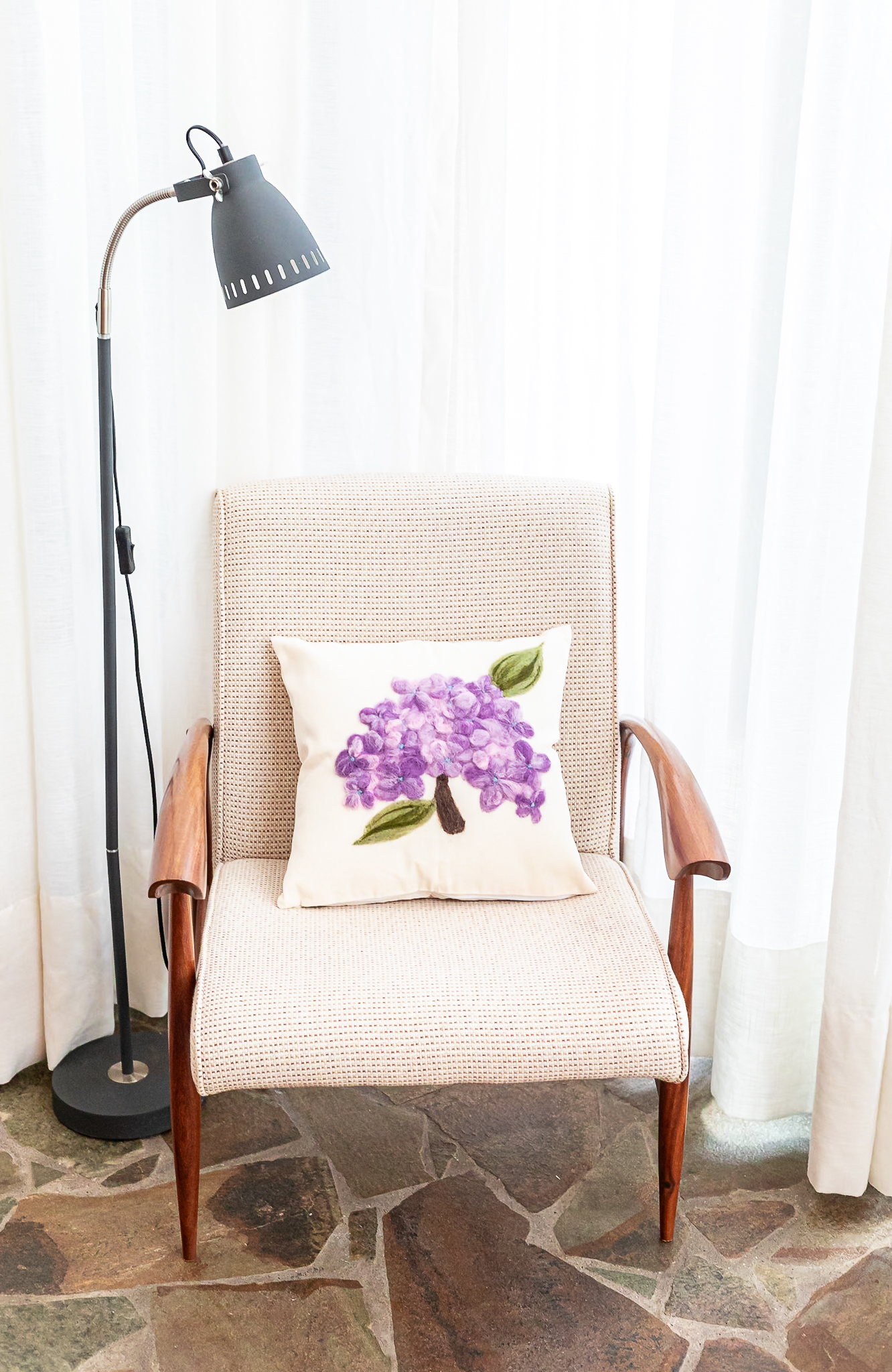 Almofada Hortênsia – Feltragem Artesanal em Lã Natural | Mãostiqueiras - Imagem 5